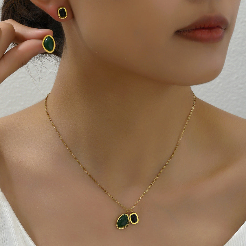 Come abbinare orecchini di ispirazione vintage a look moderni