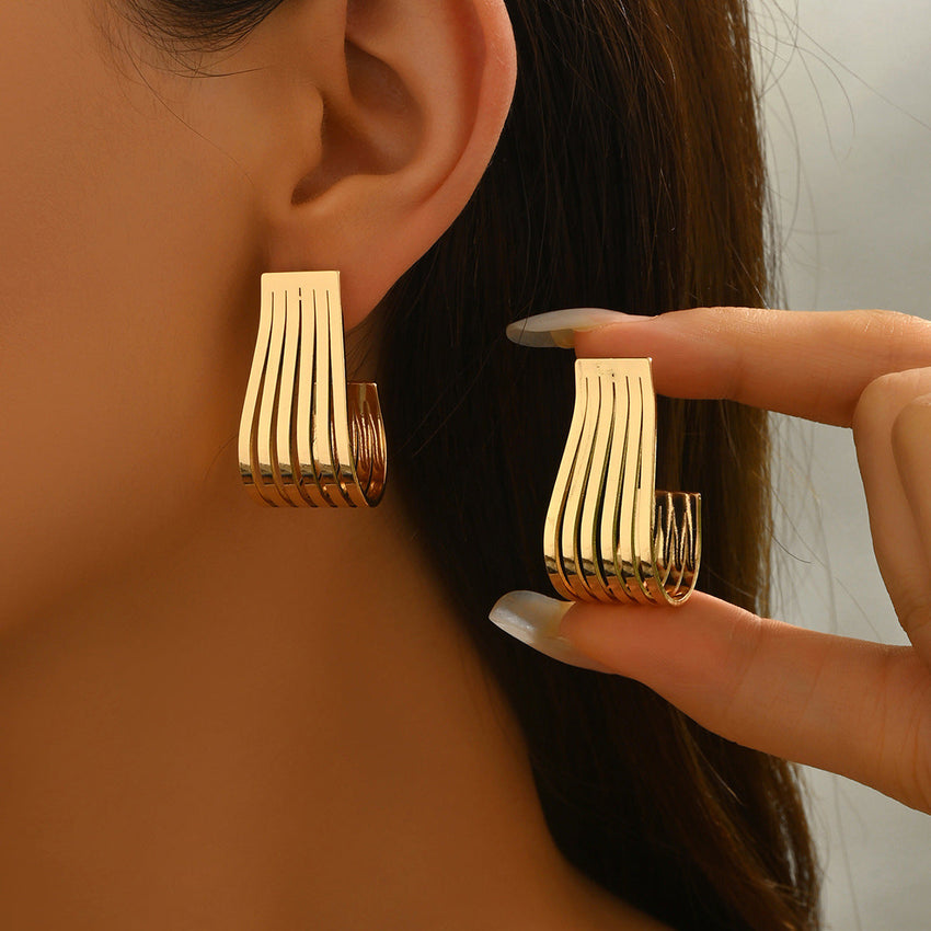 How to Mix Gold-Tone and Silver-Tone Jewelry with Statement Earrings