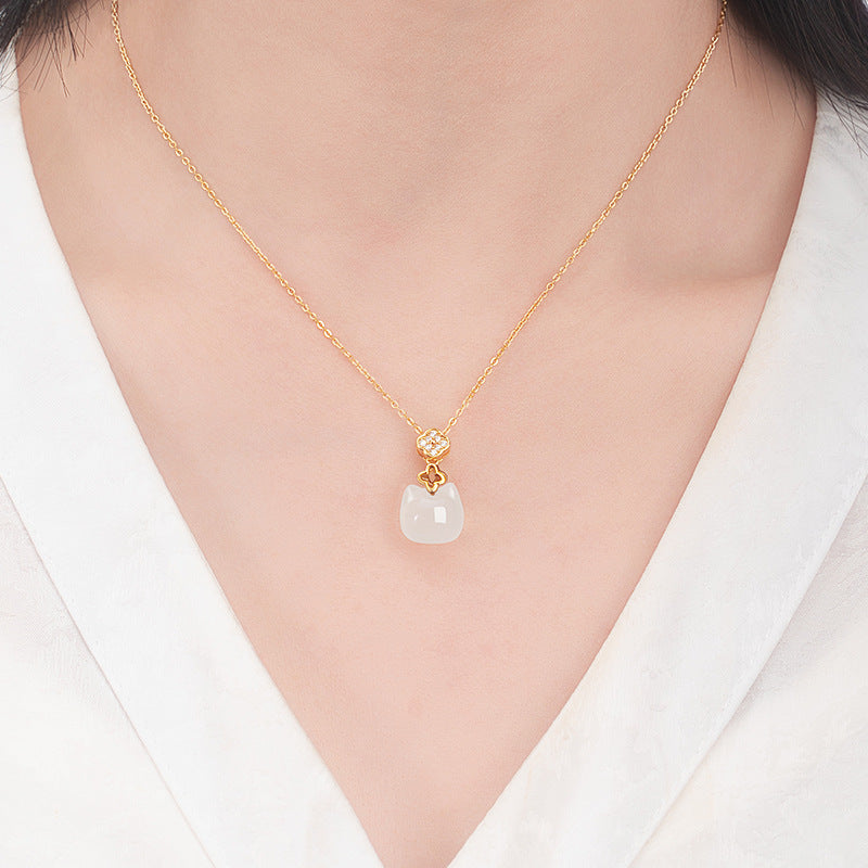 Clover Design S925 Silver Necklace Female Mori Lucky Kitten White Chalcedony Pendant Niche Clavicle Chain Gift Female