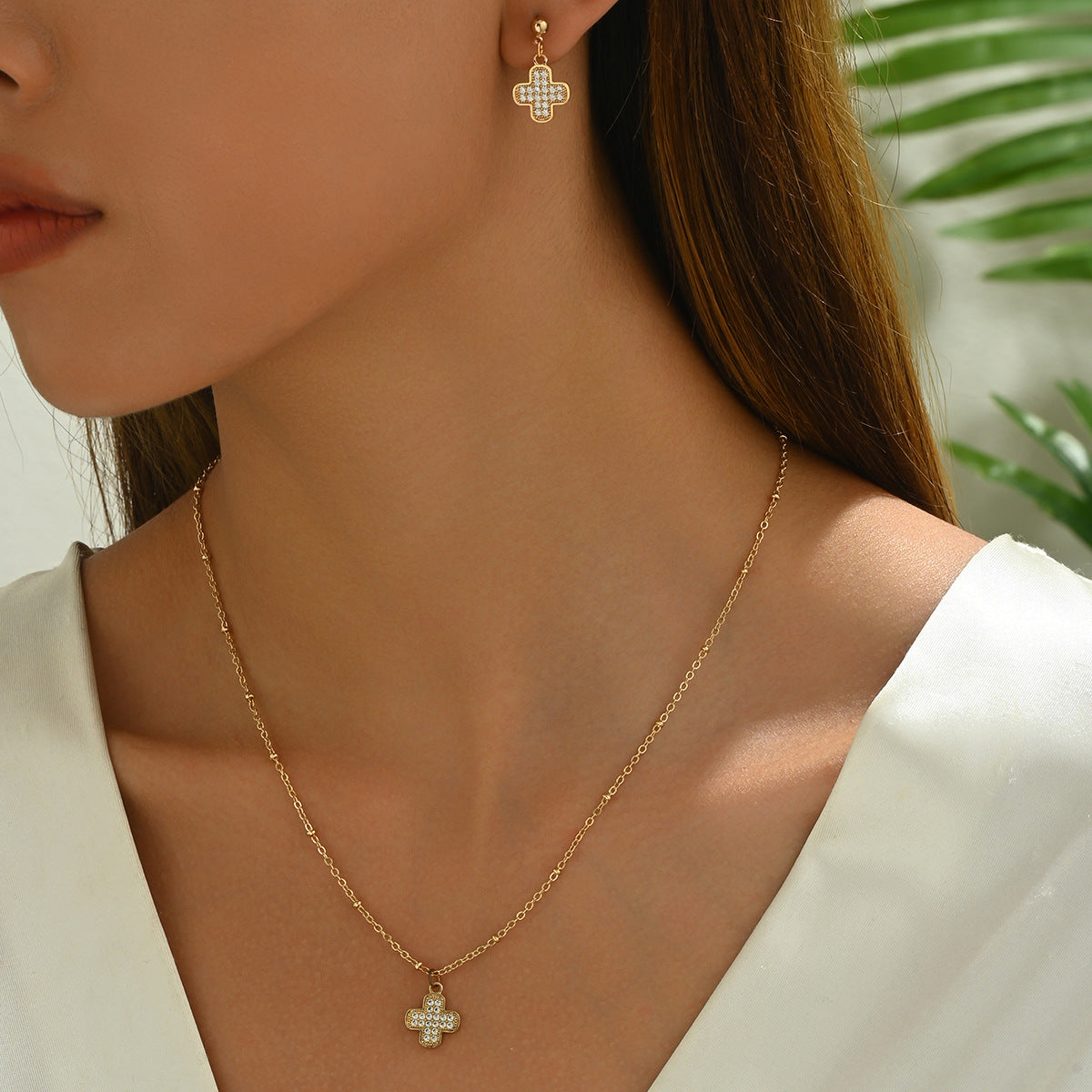 Fashionable Simple Korean Style Women's Inlaid Zircon Necklace Earrings Set Personalized Four-Leaf Clover Design Clavicle Chain Earrings