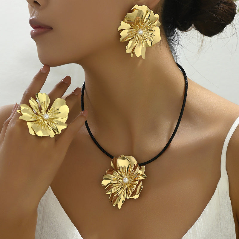 Floral jewelry with pearl details