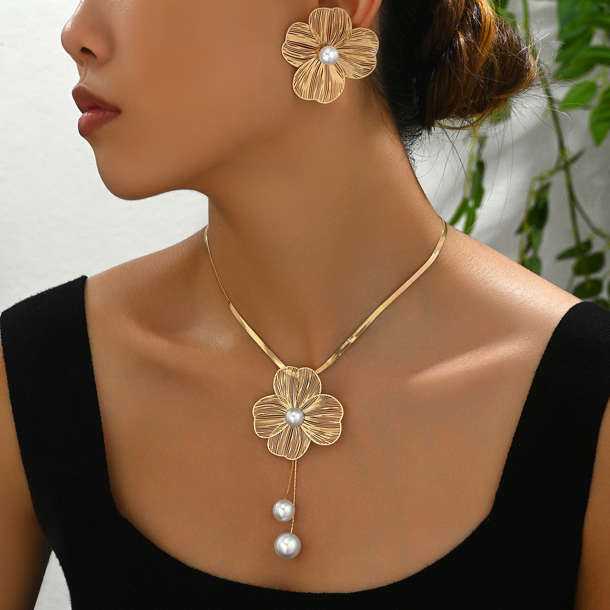 Pleated Flower and Pearl-Effect Lariat Jewelry